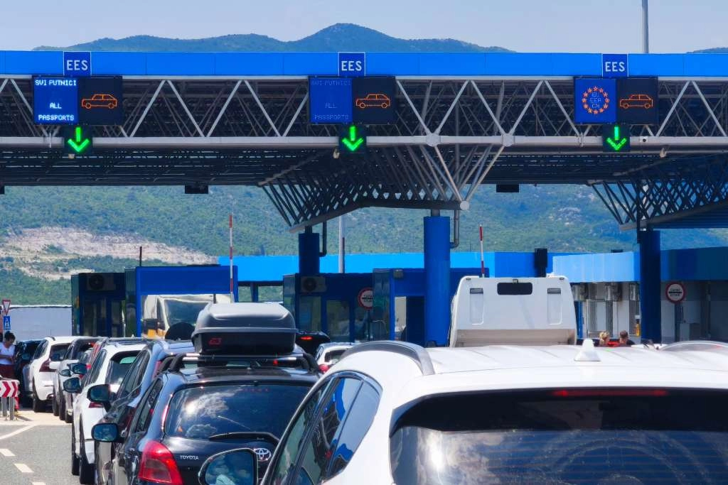 Od ranih jutarnjih sati duge kolone vozila na graničnim prelazima na izlazu iz BiH